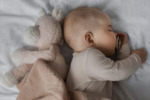 Quantas horas um bebê precisa dormir? Entenda o sono por idade